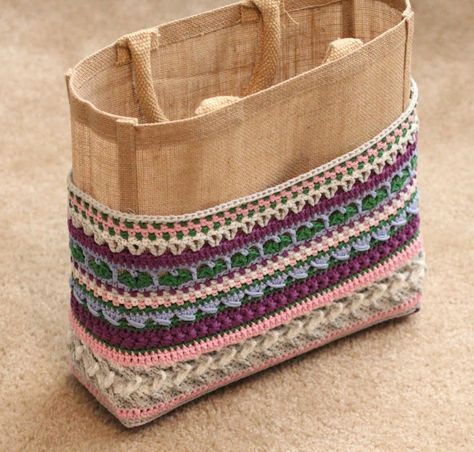 Nederlandse vertaling I want that bag! CAL week 4 | It's all in a Nutshell Beginner Haken, Jute Tas, Granny Square Bag, Crochet Bags Purses, Crochet Tote, A Hook, Jute Bags, Crochet Basket, Crochet Bag Pattern