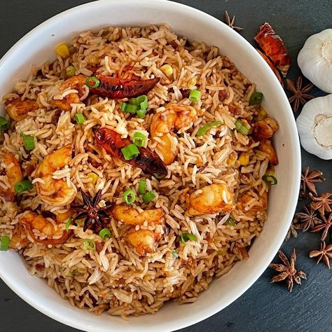 Sneha | Food, DIY & Home (@sneh_of_all_trades) posted on Instagram: “Burnt garlic chilli shrimp rice 😋 this is my go to dish when I need to cook up something quick yet super delicious! The fried garlic and…” • Jan 13, 2021 at 4:26pm UTC Chilli Shrimp, Shrimp Rice, Fried Garlic, Shrimp And Rice, Garlic Fries, Food Diy, Soul Food, Fried Rice, Garlic