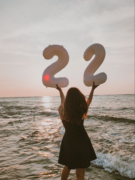 25th Birthday Poses, Birthday Shoot At The Beach, 22nd Birthday Picture Ideas, Birthday Picture Ideas Instagram Outdoor, Balloon Photoshoot Ideas Outdoor, 22 Balloons Number Aesthetic, Beach Birthday Quotes, 22 Birthday Photoshoot Picture Ideas, Birthday Photos On The Beach