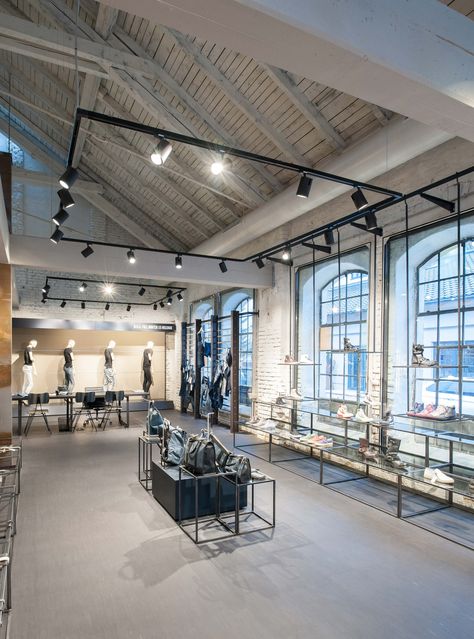 High Ceiling Shop Interior Design, High Ceiling Lighting, Salon Lighting, Modern Warehouse, Track Lights, Museum Lighting, Open Ceiling, Employee Morale, Retail Lighting