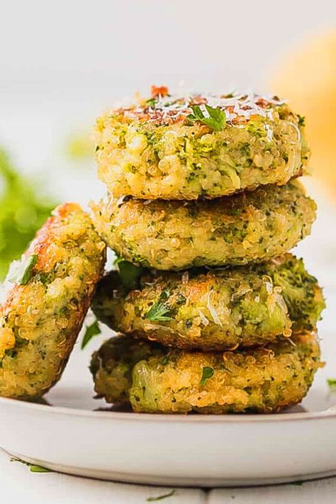 Crunchy, delicious and extremely easy to make broccoli and quinoa fritters, great for an appetizer or a light and simple vegetarian meal. #broccoli #quinoa #fritters Broccoli And Quinoa, Quinoa Fritters, Broccoli Curry, Quinoa Recipes Breakfast, Broccoli Quinoa, Quinoa Recipes Easy, Broccoli Fritters, Broccoli Bacon, Quinoa Cake