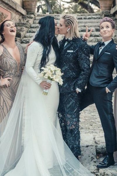 Lesbian Wedding Outfits, Lesbian Wedding Photography, Kiss Wedding, Queer Weddings, Romantic Kiss, Wedding Kiss, Lgbtq Wedding, Saying No, Wedding Speech