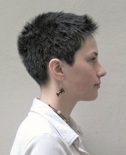 Haircut For Small Head, Buzzed Hair Styles, Buzz Haircut For Women, 1 Inch Buzzcut, Queer Buzzcut, Crop Cut Hair Women, Buzz Pixie Haircut, Buzzcut With Bangs, Shaved Head Round Face