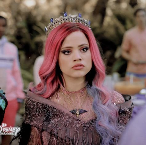 Audrey From Descendants, Evie Descendants, Descendants Costumes, Descendants Characters, Descendants Party, Sarah Jeffery, Mal And Evie, Disney Channel Descendants, Disney Descendants 3