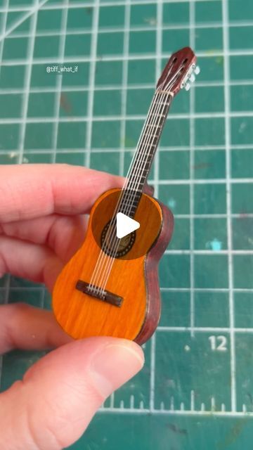 Toothpick Crafts, Guitar Craft, Music Instruments Diy, Guitar Crafts, Room Box Miniatures, Wood Art Diy, Miniature Guitars, Scrap Wood Crafts, Mini Guitar