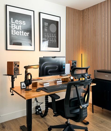 Office With Daybed, Cozy Desk Setup, Minimalist Workspace, Desk Arrangements, Workstations Design, Setup Pc, Creative Office Space, Cozy Desk, Home Studio Setup