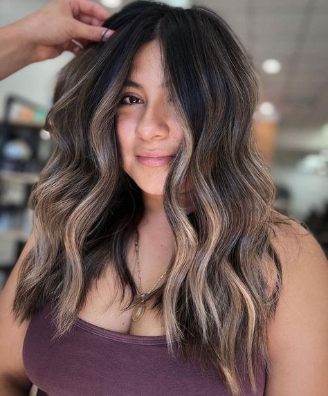 Dark Hair With Beige Highlights, Brunette Root Melt, Beige Highlights On Dark Hair, Subtle Face Framing, Trendy Brunette Hair, Ashy Brunette Balayage, Beige Blonde Highlights, Hair Colors For Summer, Wavy Hair Inspiration