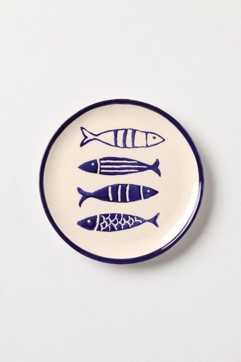 Designs For Plates, Simple Pottery Ideas Painting, Self Painted Pottery Ideas, Ceramic Painting Party, Blue Pottery Painting Ideas, Sea Life Pottery, Blue Ceramic Plates, Blue And White Pottery Painting, Paint Ceramics Ideas