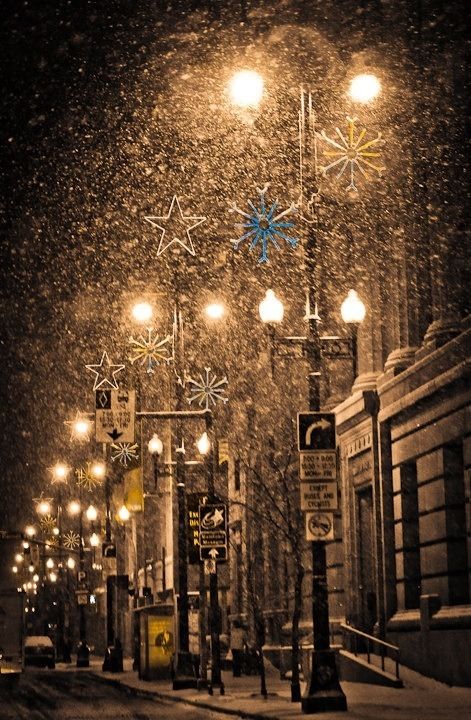 Photo Snow And Christmas, Christmas City, Raindrops And Roses, Christmas Light Installation, Christmas In The City, Canada Photos, Christmas Gifts For Parents, Street Lights, Christmas Gifts For Boyfriend