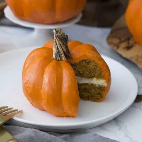 Mini Pumpkin Cake - Preppy Kitchen Pumpkin Shaped Cake, Pumpkin Bundt Cake, Bundt Cake Recipe, Pumpkin Cake Recipes, Preppy Kitchen, Make A Cake, Mini Bundt Cakes, Bundt Cakes Recipes, Halloween Cupcakes