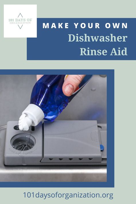 Learn how you can make your own cleaners, like this DIY dishwasher rinse aid! Dishwasher rinse aids are an absolute blessing, to say the least. From eliminating water spots on your dishes to making them dry faster, this product offers a number of benefits. A good quality dishwasher rinse aid helps get rid of spot buildup from your dishes during the process of rinsing – even if it’s a DIY dishwasher rinse aid. Dishwasher Powder Diy, Homemade Rinse Aid, Diy Dishwasher Rinse Aid, Diy Jet Dry, Diy Dishwasher Cleaner, Dishwasher Bosch, Doterra Cleaning, Dishwasher Rinse Aid, Cleaning And Organization