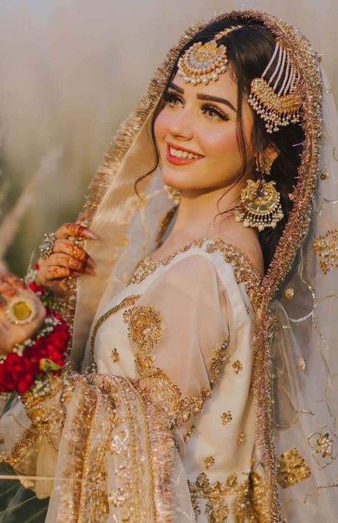 Nikah Bride, Bride Groom Photoshoot, Nikah Dress, Pakistani Bridal Makeup, Beautiful Bridal Dresses, Bridal Makeup Images, Bridal Photography Poses, Bride Photography Poses, Latest Bridal Dresses