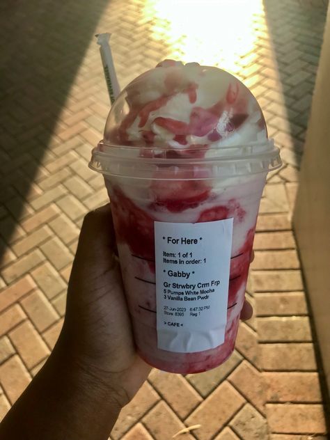 10/10 Strawberry Frappe Starbucks, Frappuccino Orders, Starbucks Frappuccino Orders, Strawberry Starbucks Drink, Starbucks Strawberry Frappuccino, Starbucks Drink Ideas, Cozy Hot Drinks, Starbucks Frappuccino Recipe, Pink Drink Starbucks