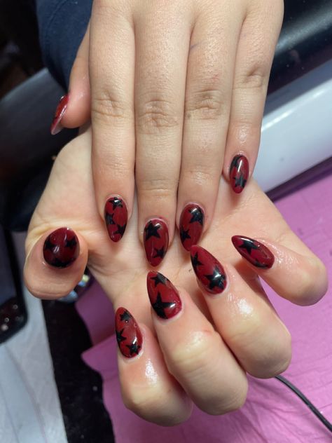 Black And Red Gel Nails Short, Almond Nails Red And Black, Red Nail Ideas Acrylic, Black And Red Almond Nails, Grunge Nails Acrylic 90s, Black And Red Nail Designs, Red And Black Nails, Almond Nails Red, Concert Nails