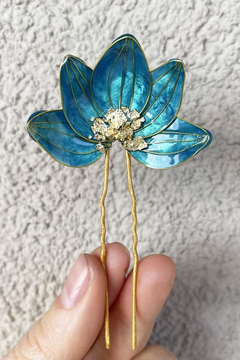 Dip Resin, Resin Crafts Tutorial, Wire Flowers, Bead Embroidery Jewelry, Flower Hair Pin, Embroidery Jewelry, Resin Necklace, Resin Flowers, Hair Pin