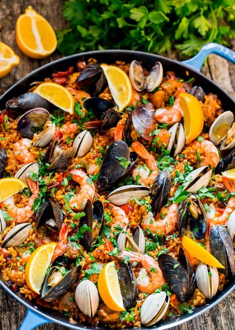 Chicken and Seafood Paella Authentic Spanish Paella Recipe, Seafood And Rice, Paella Recept, Spanish Paella Recipe, Paella Recipe Seafood, Detox Diets, Jo Cooks, Paella Recipe, Seafood Paella