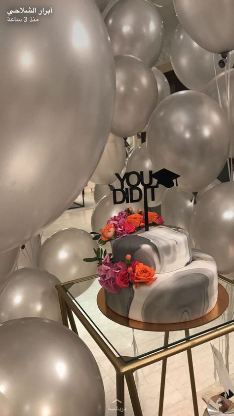 Table Decorations Ideas, Cake For Boyfriend, Graduation Party Cake, Graduation Party Themes, Graduation Photography Poses, Birthday Ideas For Her, Birthday Party Theme Decorations, Graduation Cakes, Snap Food