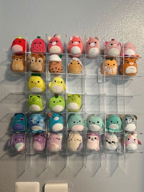 Mini Squishmallows Aesthetic, Squishmallow Tag Display, Mini Squishmallows Storage, Squishville Display Ideas, Plushie Collection Display, Plush Collection Display, Squishmallow Display Ideas, Squishville Display, Squishmallows Display