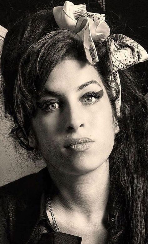 Amy Winehouse Black And White, Amy Winehouse Hair, Amy Winehouse Portrait, Amy Winehouse Black, Amy W, Amy Winehouse Style, Amazing Amy, Classic Punk, Celebrity Portraits