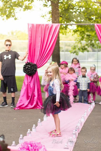 Pasarela para niñas. Runway Backdrop, Barbie Birthday Party Ideas, Fashion Birthday Party, Lila Party, Fashion Show Party, Barbie Theme Party, Fashion Birthday, 5th Birthday Party Ideas, Barbie Birthday Party