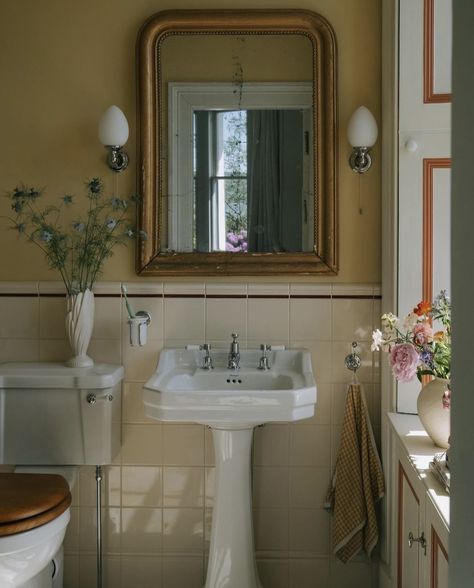 Patricia Rodi, Classic Bathroom Design, Yellow Bathrooms, Classic Bathroom, Bad Design, Vintage Bathroom, Dream Apartment, Bathroom Inspo, Apartment Inspiration