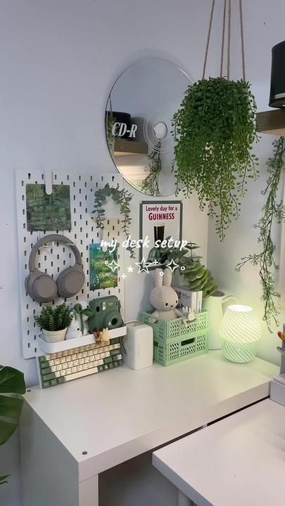 Room Inspo Aesthetic Green, Aesthetic Desk Accessories, Room Setup Ideas Bedrooms, Desk Makeover Aesthetic, Dorm Desk Setup, Aesthetic Desk Ideas, Desk Setup Aesthetic, Aesthetic Desk Setup, Cozy Desk