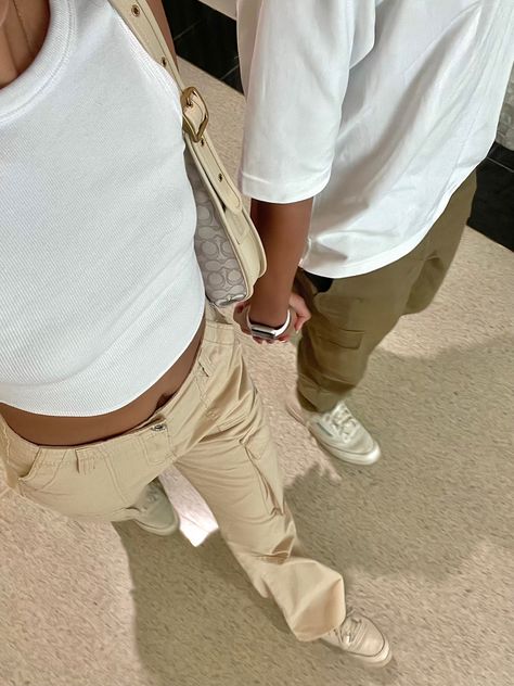 Couples Cargo Pants Outfit, Aesthetic Couple Fit Pics, Poses For Me And My Boyfriend, Cargo Pants Couple Outfit, Poses Couple Aesthetic, Matching Cargo Pants Outfit Couple, Couple Fit Pics Ideas, Couple Fit Ideas, Valentines Couple Poses