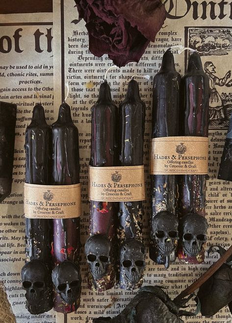 Candle Witch Aesthetic, Witchy Candles Aesthetic, Witch Candles Aesthetic, Halloween Candle Ideas, Samhain Decorations, Wiccan Home, Gothic Crafts, Hades Persephone, Witch Candle