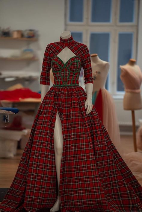 Tartan Gown, Tartan Fashion, Fall Forward, Christmas Dresses, Tartan Dress, Dresses Ideas, Best Christmas, Mode Vintage, Plaid Dress