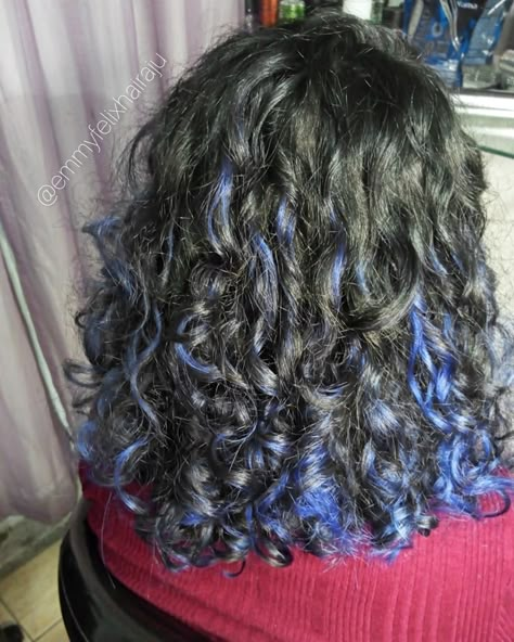 Purple Curly Hair Highlights, Purple Highlights Hair, Black Hair Purple Highlights, Blue Hair Streaks, Hair Dye Shades, Blue Hair Highlights, Dyed Curly Hair, Blue Ombre Hair, Dyed Hair Purple