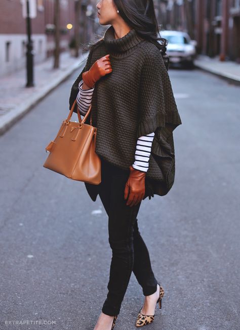 how to wear a poncho sweater + leather gloves for short fingers Casual Chique Stijl, Style Turtleneck, Poncho Pullover, Knit Poncho Sweater, Extra Petite, Paris Mode, Winter Chic, Mode Casual, Poncho Style