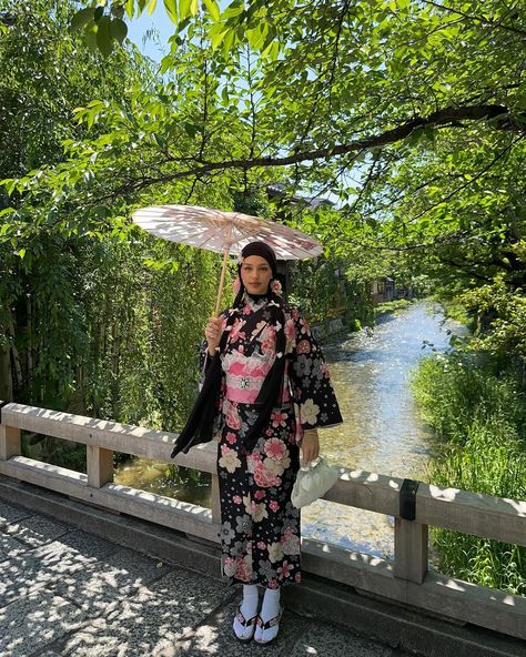 The kimono I wore in Kyoto during AFW ƪ(˘⌣˘)ʃ I’m never leaving Japan. Kimono Outfit Japanese, Outfits Japan, Japan Kimono, Kimono Japanese, Kimono Outfit, Autumn Fits, Japanese Kimono, May 17, Kyoto