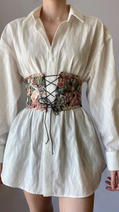 Making A Corset, Basic White Shirt, Corset Fashion Outfits, Corset Outfit, Oversized Shirts, Corset Fashion, Corset Belt, Vestidos Vintage, Love More