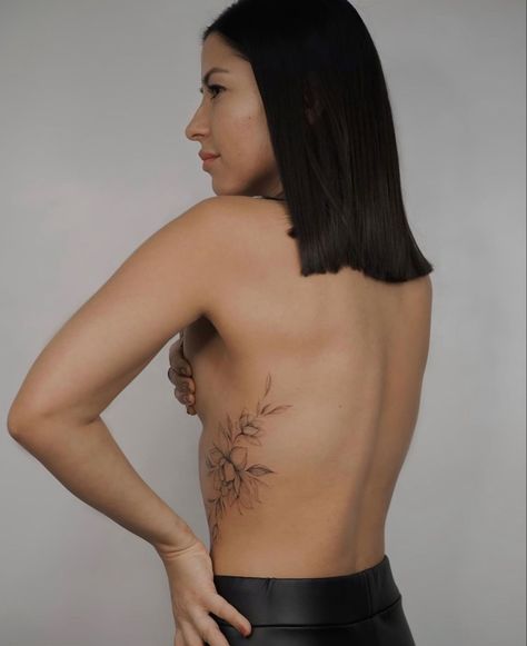 #floraltattoo #tattooideas #tattooart #tattoosforwomen Leaves On Ribs Tattoo, Floral Tattoo Ribcage, Rib Floral Tattoos For Women, Rib Tattoos For Women Flower, Floral Tattoo Ribs, Rib Flower Tattoo, Floral Rib Tattoo, Underboob Tattoos, Feminine Back Tattoos