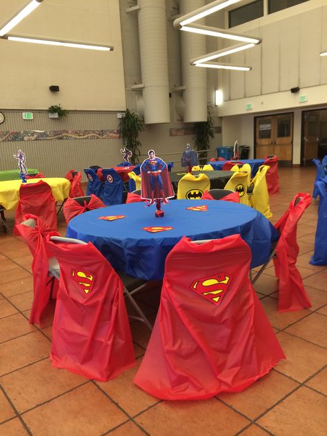 Super Man Table. I used plastic covers and made capes for the chair covers. Super Hero Table Decoration, Marvel Table Decorations, Superhero Table Decor, Super Hero Table Decor, Justice League Party, Woman Superhero, Superman Birthday Party, Superman Party, Superheroes Party