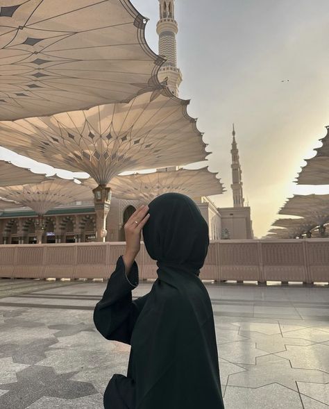 Mekkah Aesthetic, Disney Movie Art, Abaya Designs Latest, Hajj Pilgrimage, Luxury Lifestyle Women, Hijabi Aesthetic, Mode Abaya, Muslimah Aesthetic, Instagram Ideas Photography