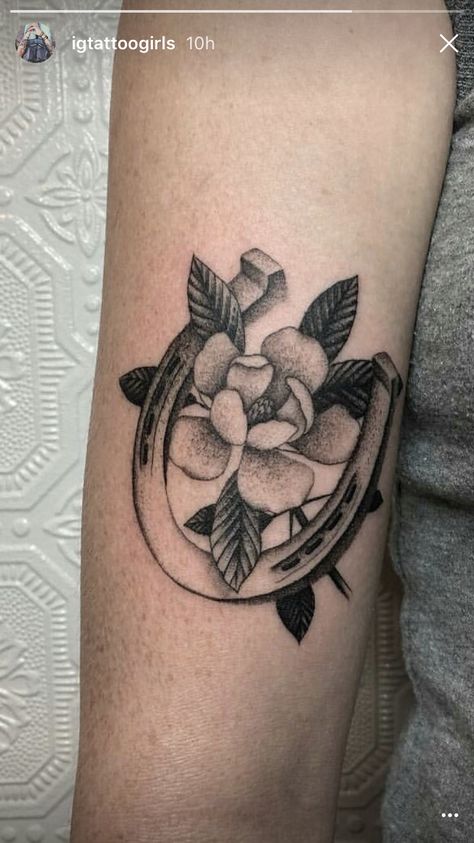 love this😍😍 Big Arm Tattoos Women, Womanhood Tattoo, Horseshoe Tattoo, Horse Shoe Tattoo, Bigger Arms, Best Friend Tattoos, Friend Tattoos, Black And Grey Tattoos, Flower Tattoos