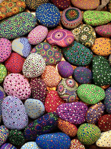 Rocks painted with acrylic paint the spray painted with a clear gloss. Beautiful!!! Mandala Rock Art, Stone Art Painting, Painted Rocks Craft, Painted Rocks Diy, Rock Painting Ideas Easy, Rock Painting Patterns, Mandala Rocks, Rock Painting Designs, Dot Art Painting