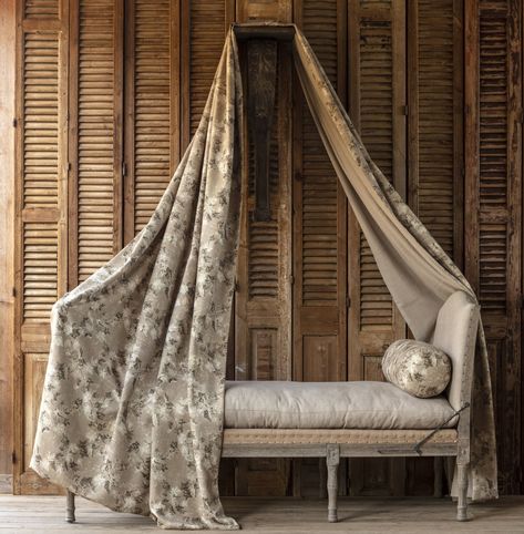 Trellis Day Lounge – Porch View Home Country Conservatory, Country Lounge, Bedroom Furniture Chairs, Old Southern Homes, Deconstructed Chair, French Daybed, Southern Georgia, Light Colored Wood, Southern Home