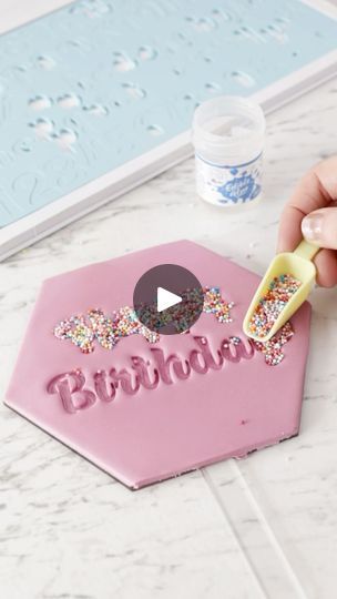 Fondant Letters, Fondant Cake Designs, Cake Writing, Cake Hacks, Plastic Letters, Cake Decorating Piping, Fondant Decorations, Birthday Letters, Icing Recipe