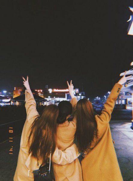 aesthetic group pics #trip #pics #pictures #photography #aesthetic #besties #friends #friendgroup #cute | a r i e l : a m i s City Lights, The Back, Photography Poses, Wattpad, Photography