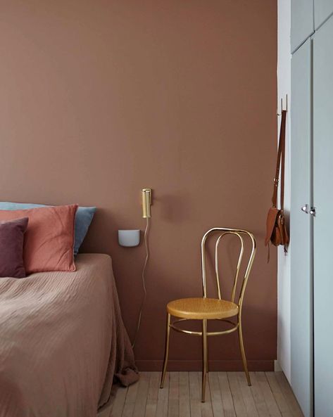 10 COZY AND CALM COLOURFUL SCANDINAVIAN BEDROOMS | thatscandinavianfeeling.com Swedish Bedroom, Scandinavian Bedrooms, Minimalism Living, Green Headboard, Cozy Bedroom Design, Terracotta Wall, Interior Color Schemes, Scandinavian Bedroom, Brown Interior