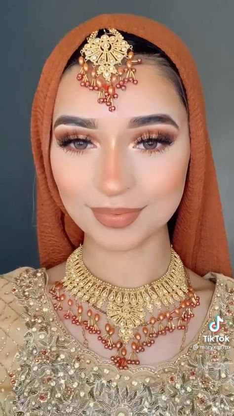 Henna Makeup Look, Makeup Inspo For Eid, Eyeshadow Looks For Wedding, Desi Wedding Guest Makeup, Mehndi Makeup Looks Simple, Mehndi Makeup Looks Pakistani, Eid Eye Makeup, Mehndi Bridal Makeup, Mehendi Makeup Looks