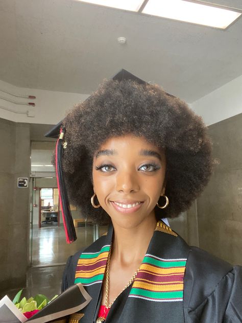 Graduation Cap Afro Hair, Graduation Cap On Natural Hair, Afro Graduation Cap, Natural Hair Graduation Cap, Natural Hair Graduation Styles, Graduation Natural Hairstyles, Natural Hairstyles For Graduation, Graduation Cap With Braids, Afro Graduation