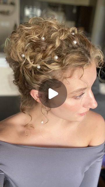 Sierra Miller on Instagram: "I LOVED getting to recreate this hairstyle. If you know my family, Pride and Prejudice is kind of the unofficial official “must watch” movie.   This hairstyle was a little bit more difficult to do, but overall SO so pretty. And the pearls just set it over the top.   How do you think it turned out?? • •  • #curlyhair #curlyhairstyles #curls #naturalhair #natural #naturalhairstyles #hairtutorial #hairtutorials #hairfashion #updo #hairinspo #curlyhairinspo #prideandprejudice #elizabethbennet #curlyupdo #curlygirl #curlycommunity #naturalhaircommunity" Pride And Prejudice Updo, Elizabeth Bennet Hair Tutorial, Pride And Prejudice Hairstyles, Pride And Prejudice Outfits, Wedding Curls, Curly Bridal Hair, Prom 2024, Curly Updo, Watch Movie