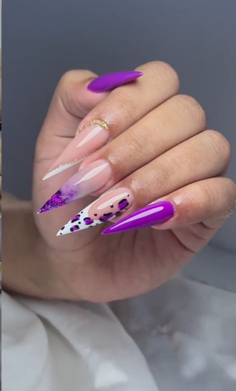 Purple Stiletto Nails, Almond Acrylic Nails Designs, Stilleto Nails Designs, Glitter Nails Acrylic, Lilac Nails, Gold Glitter Nails, Diva Nails, Stiletto Nails Designs, Glow Nails