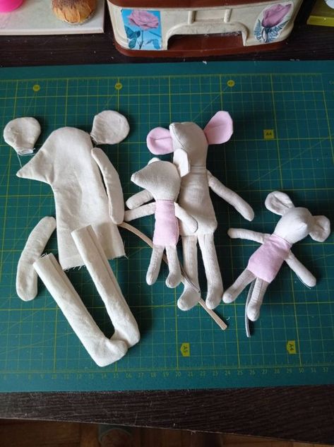 Diy Maileg Mice, Maileg Mouse Pattern, Diy Maileg, Dress Sweater Outfit, Kids Christmas Gifts Diy, Maileg Mouse Clothes, Pokemon Torte, Doll Clothes Diy, Mouse Sewing