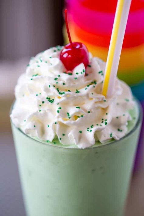 Mcdonalds Shamrock Shake, Homemade Shamrock Shake, Ice Cream Mint, Shamrock Shake Recipe, Irish Recipes Traditional, Shamrock Shake, Mint Extract, Milkshake Recipes, S'mores