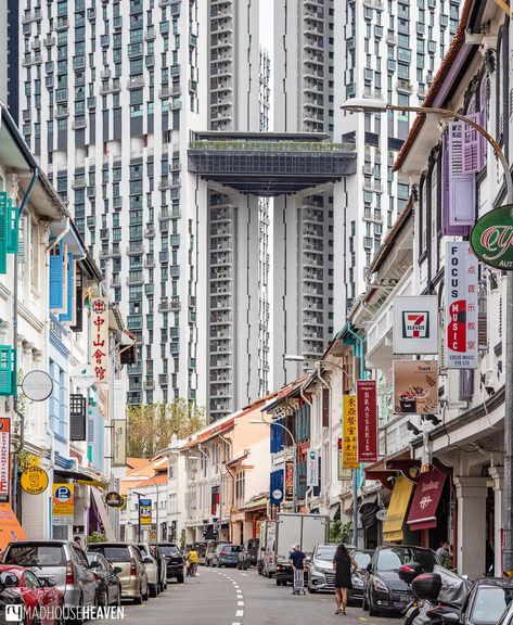 Chinatown in Singapore. Singapore Street Photography, Singapore Moodboard, Singapore Buildings, Singapore Aesthetic, Singapore Street, Chinatown Singapore, Riau Islands, Singapore Vacation, Urban Photography Portrait