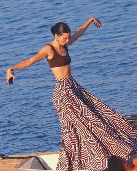 KENDALL NICOLE JENNER on Instagram: “June 10th: Kendall out in Mykonos @kendalljenner  Credits: @kennyqueeen  #kendalljenner #kyliejenner #kimkardashian #kloekardashian…” Canada Countryside, Kendall Jenner Beach, Content House, Kendall Jenner Aesthetic, Kendall Jenner Instagram, Kendal Jenner, Kendall Jenner Street Style, Insta Highlights, Fashion Girly